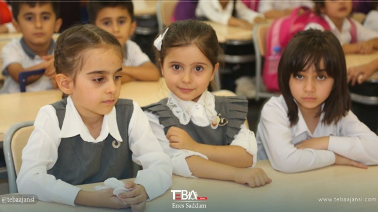 Türkmen okulundaki öğrencilere çanta dağıtıldı
