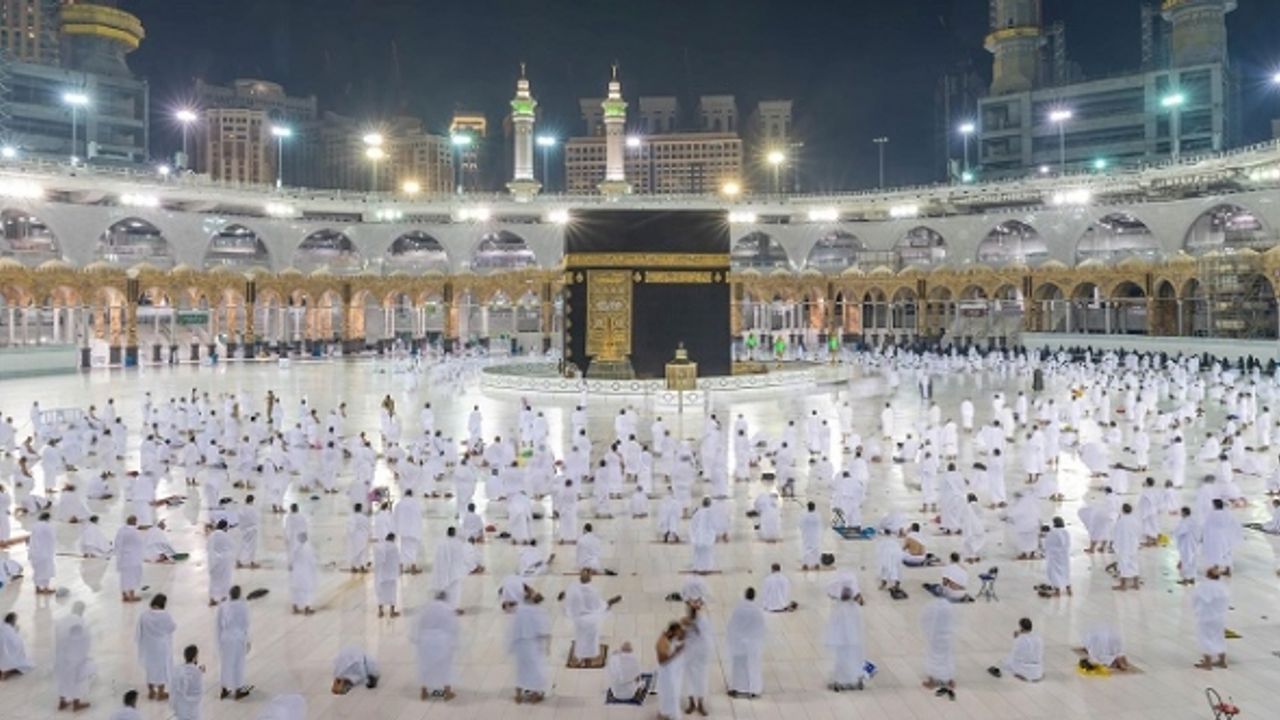 Kabe ve Mescid-i Nebevi'de sosyal mesafe uygulaması geri getirildi