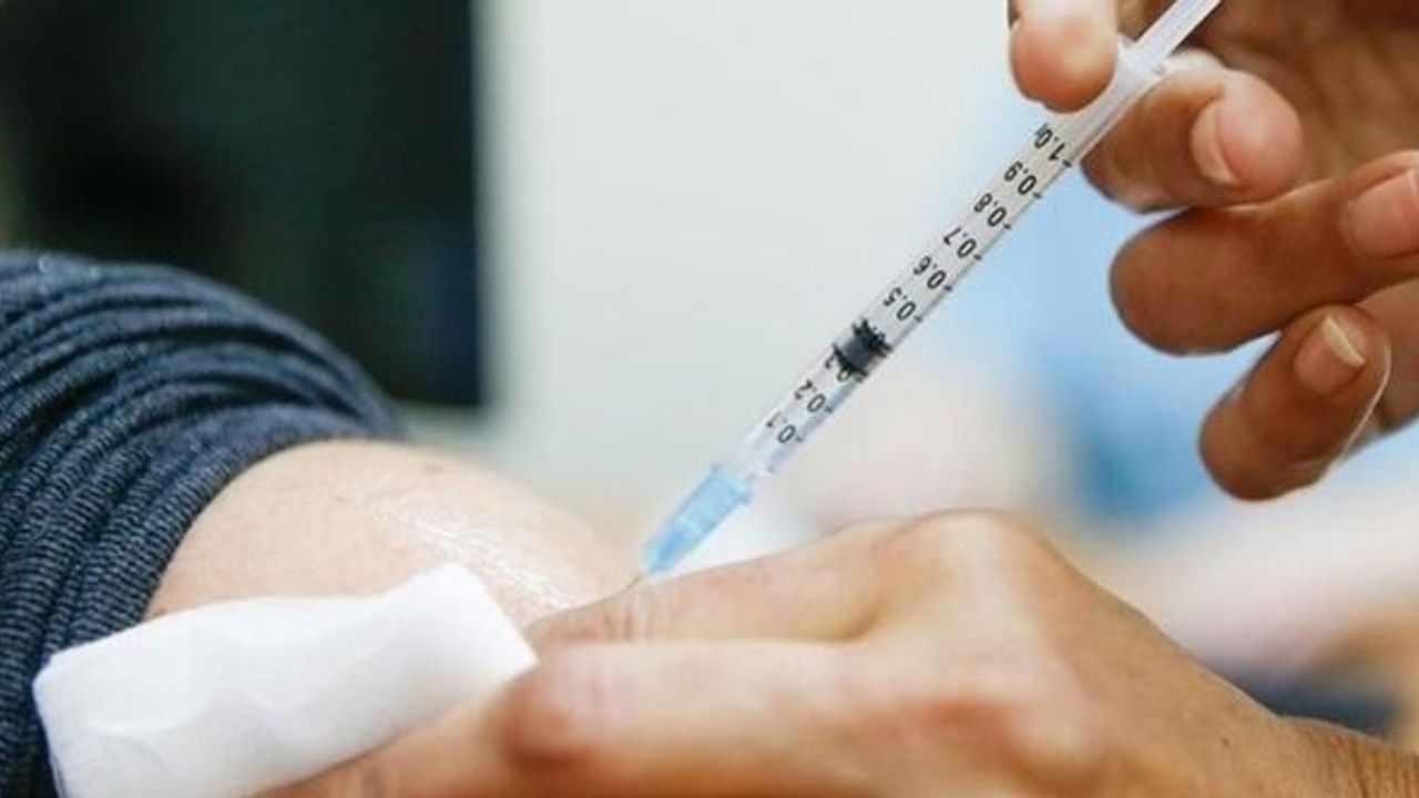 Sağlık Bakanlığı: 18 yaş üstü vatandaşlar 3. doz aşıyı yaptırabilir