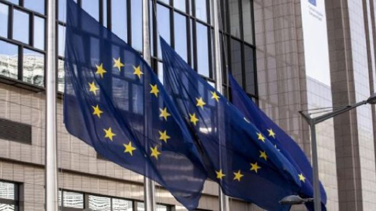 Ukrayna ve Moldova AB'ye aday ülke oldu