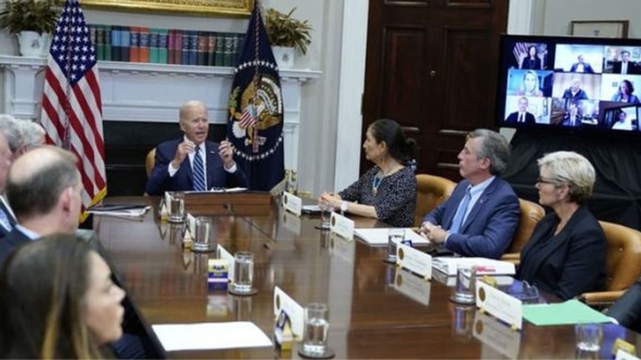 Joe Biden yanlışlıkla kendisine verilen talimat listesini ifşa etti