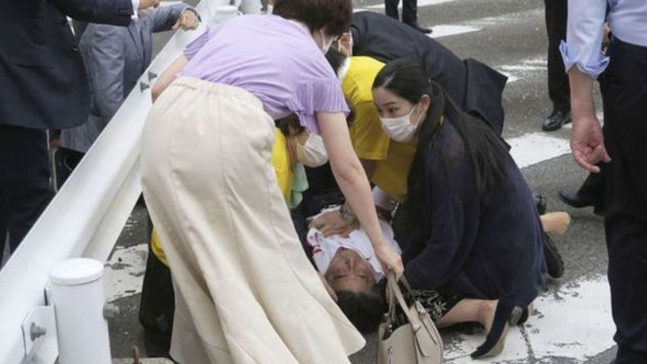 Eski Japonya Başbakanı Abe Şinzo'ya silahlı saldırı