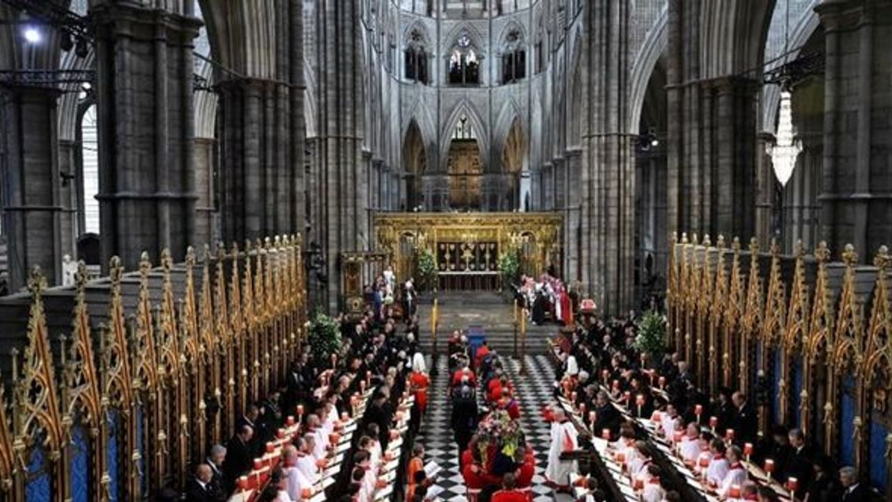 İngiltere Kraliçesi 2. Elizabeth'in cenazesi St. George Şapeli'nde defnedildi