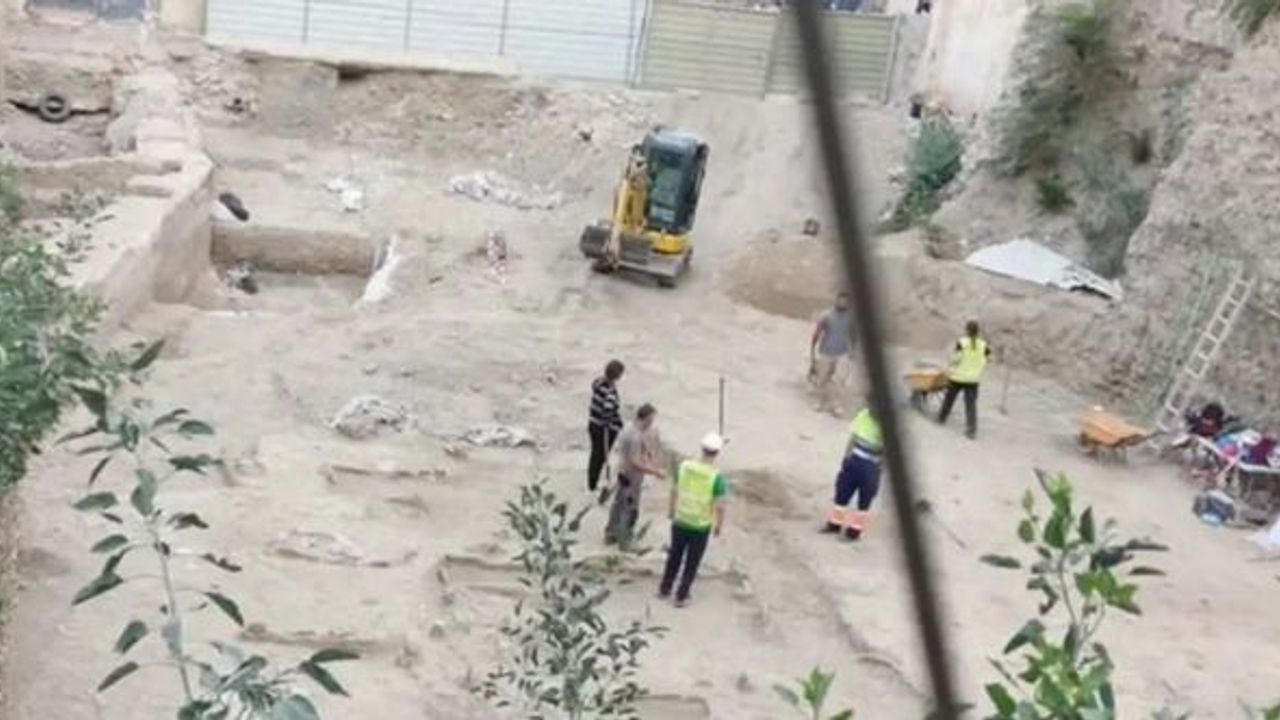 Barcelonalı futbolcunun otel yaptırdığı arazide eski Müslüman mezarlığı bulundu