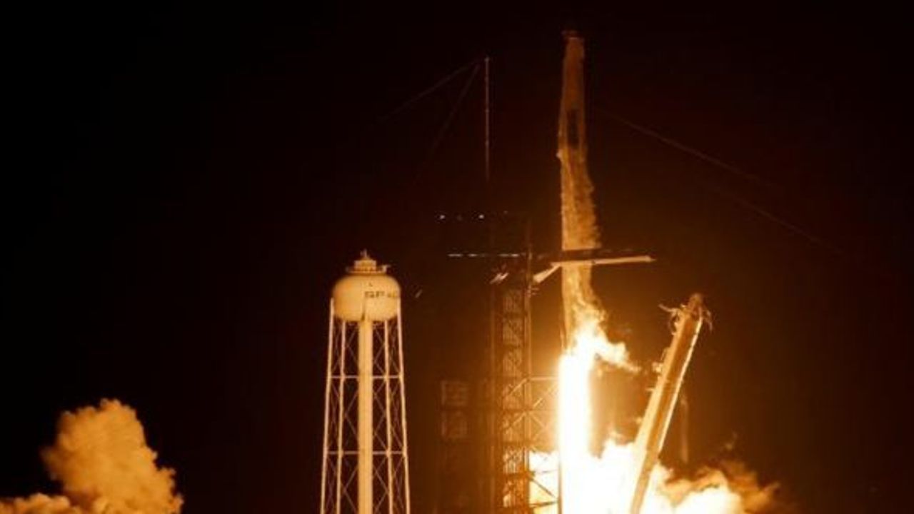 SpaceX Falcon 9 roketi uzaya fırlatıldı