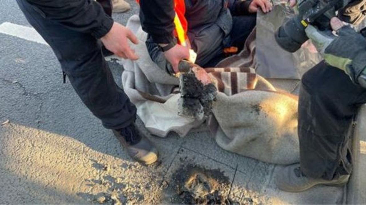 Alman aktivist elini yere yapıştırdı, polis matkapla çıkardı