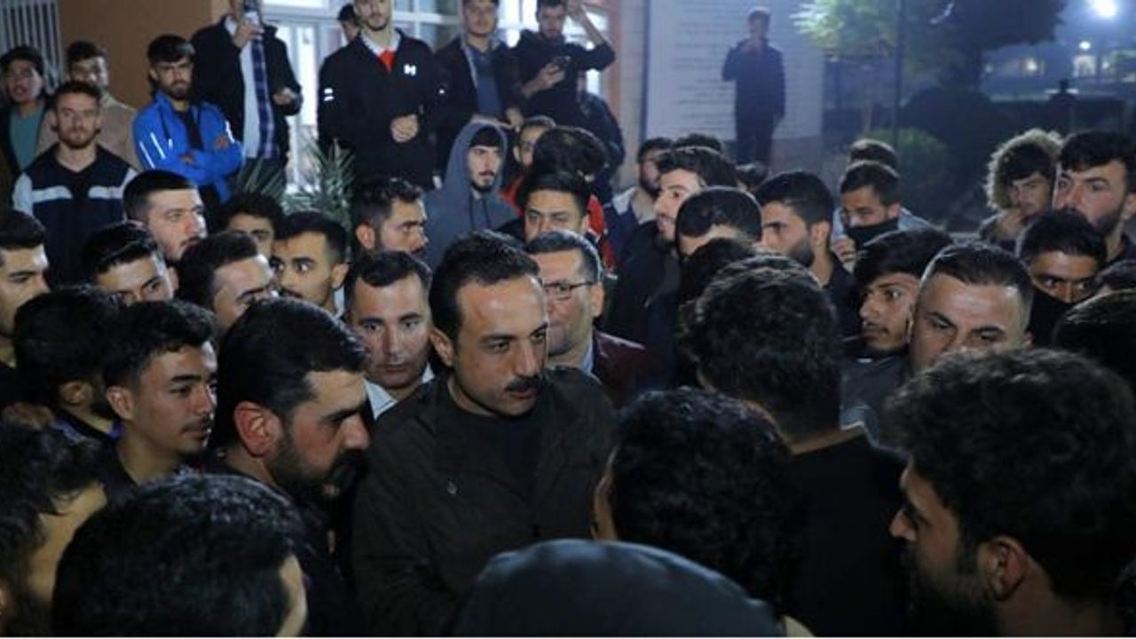 Erbil Valisi, yurtta kalan üniversite öğrencilerini ziyaret etti