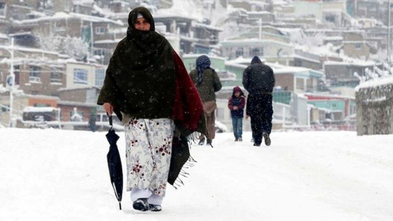 Afganistan'da onlarca insan donarak öldü