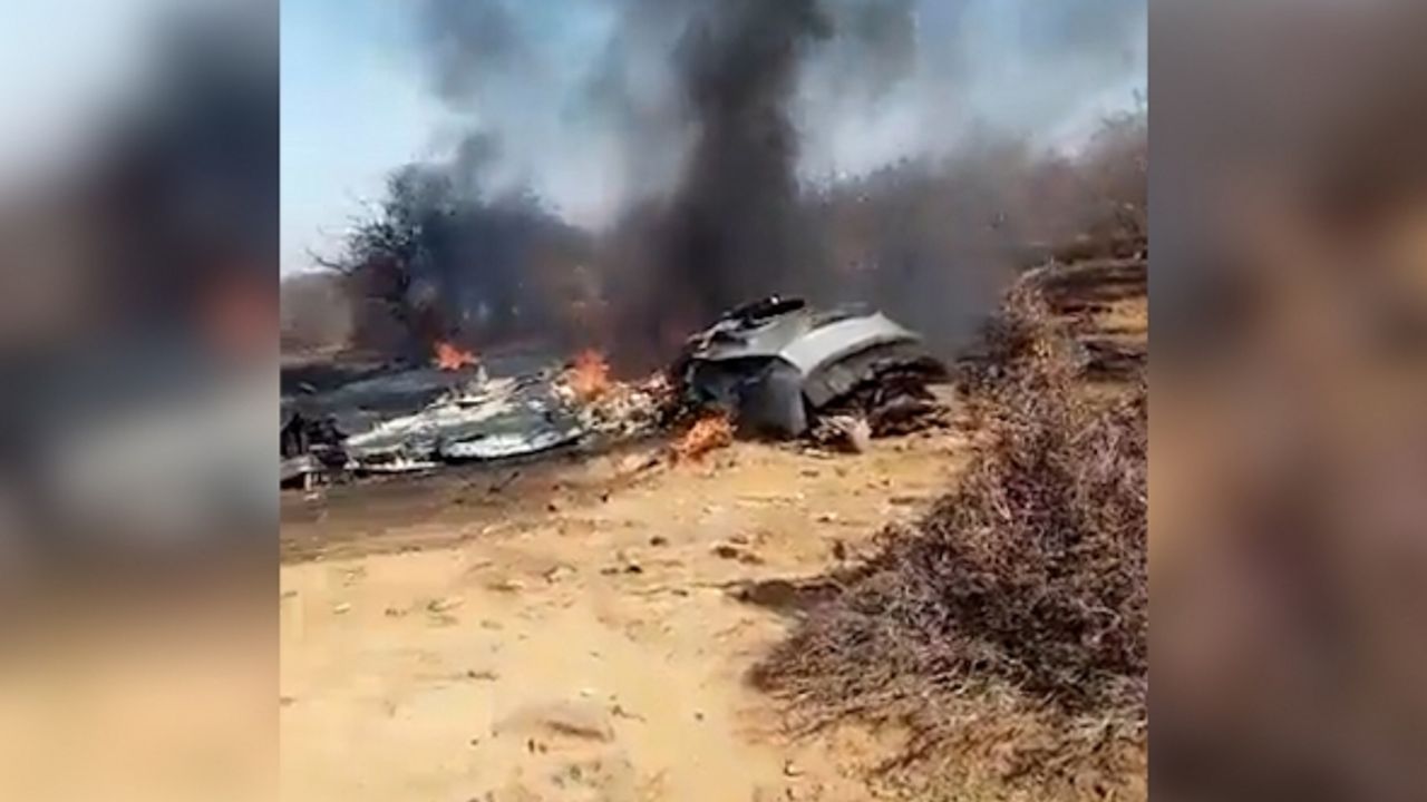Hindistan'da iki savaş uçağı düştü