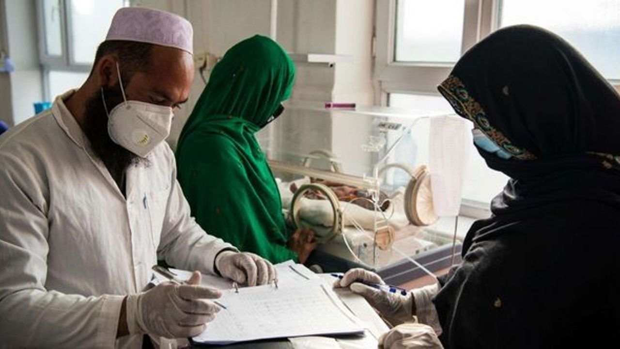 Taliban'dan kadınlara erkek doktor yasağı