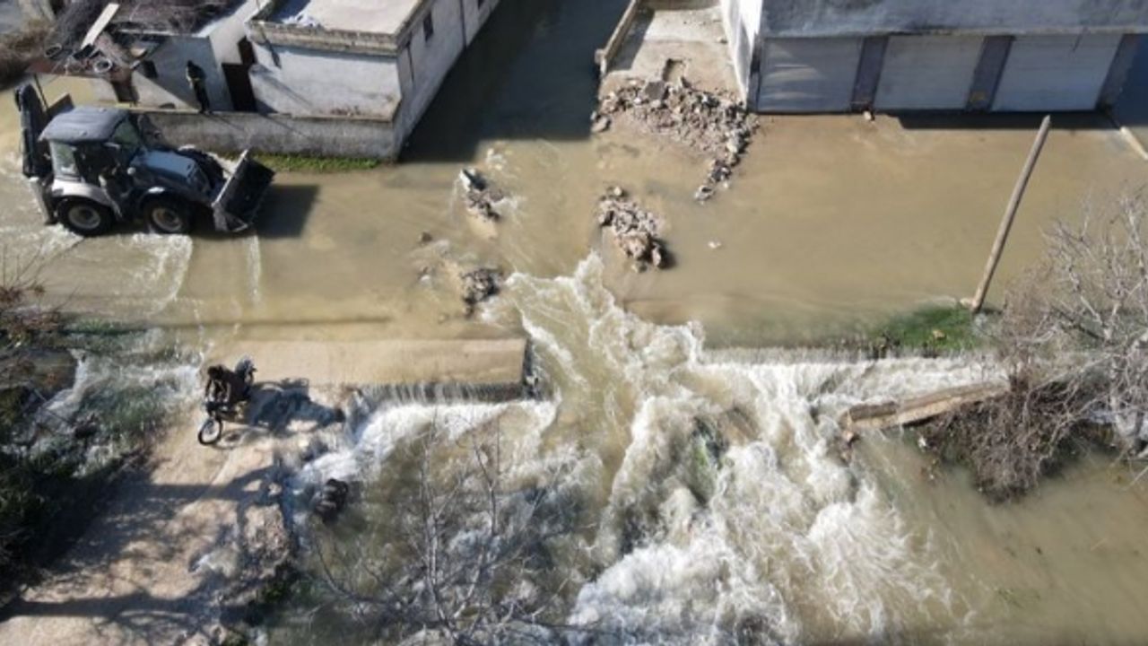 İdlib'de Asi Nehri kıyısındaki bir köy sular altında kaldı