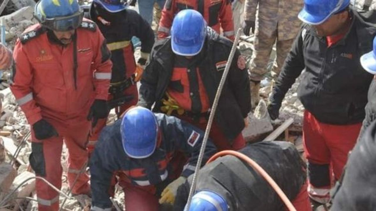 "Iraklı arama kurtarma ekibi canla başla çalışmalarını sürdürüyor"