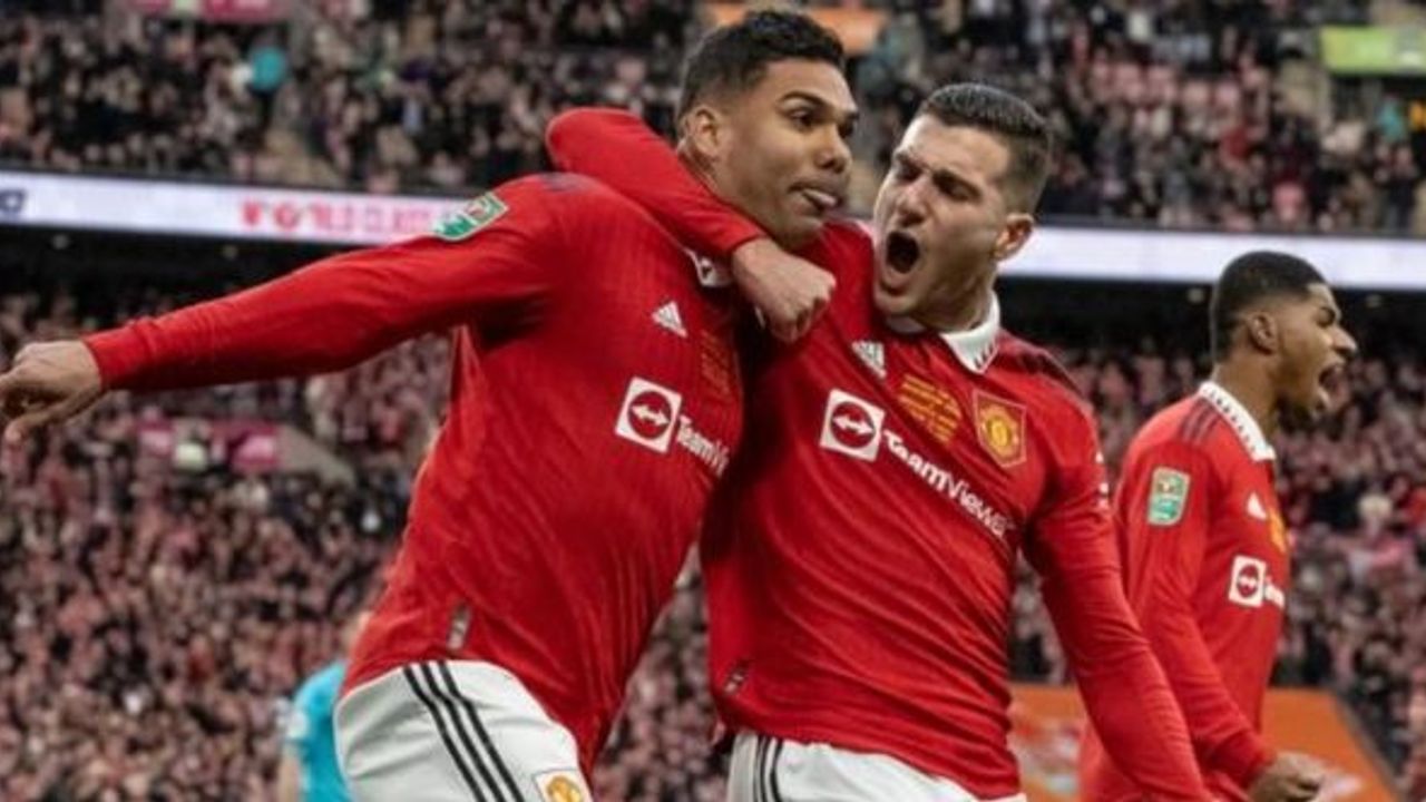 Manchester United , İngiltere Lig Kupası'nı müzesine götürdü