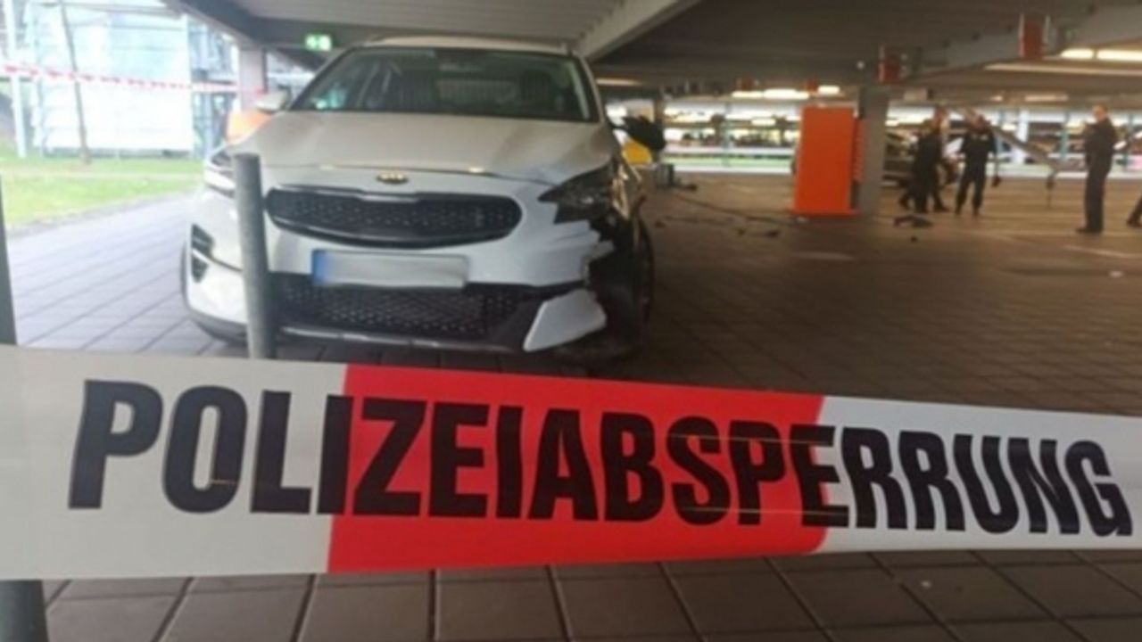 Almanya'da bir araç kalabalığın arasına daldı