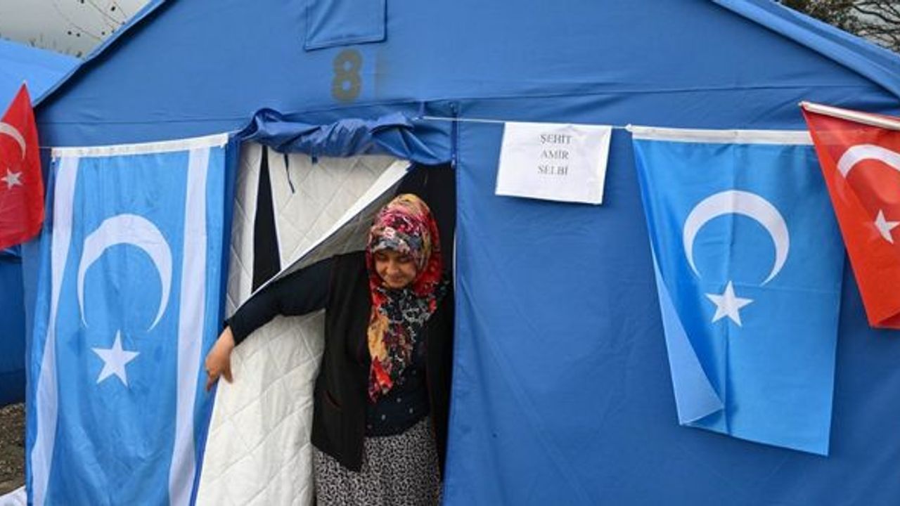Doğu Türkistan ve Irak Türkmenleri depremzedeler için çadır kent kurdu