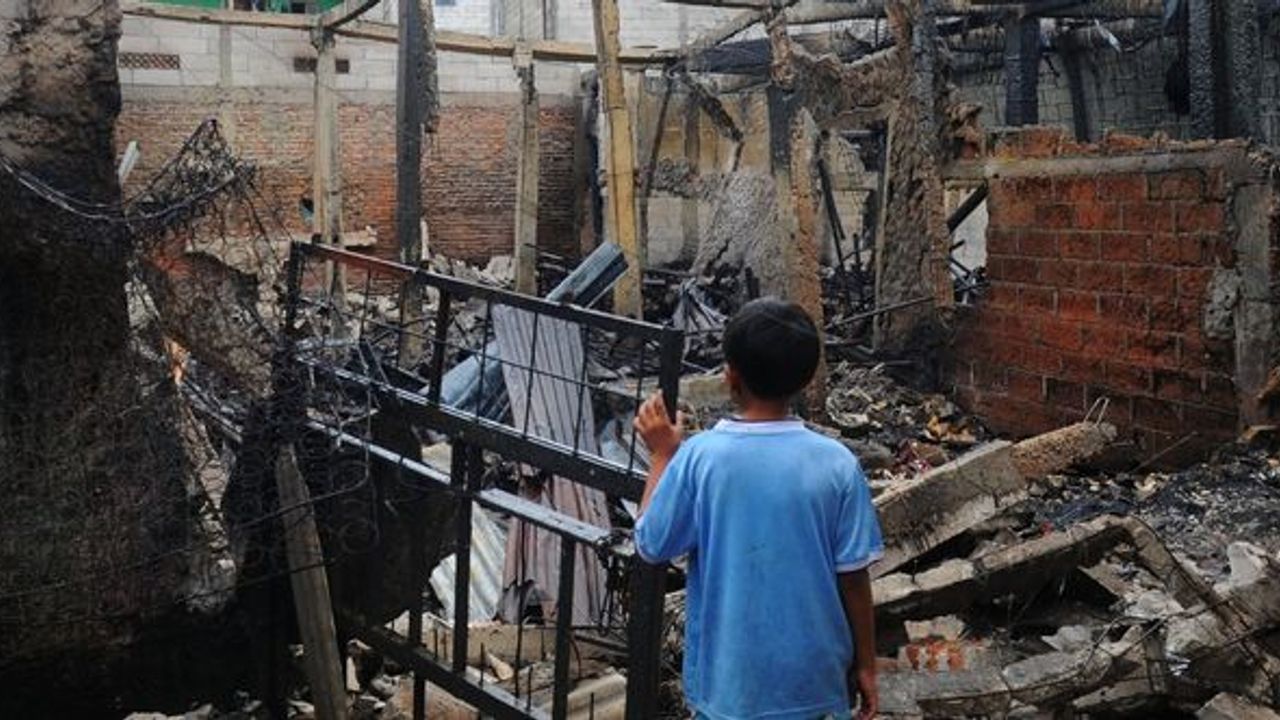 Endonezya'da akaryakıt deposunda yangın: 18 ölü