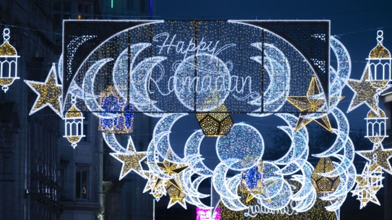 Londra'nın ünlü caddesi ilk kez ramazan ışıkları ile aydınlatıldı