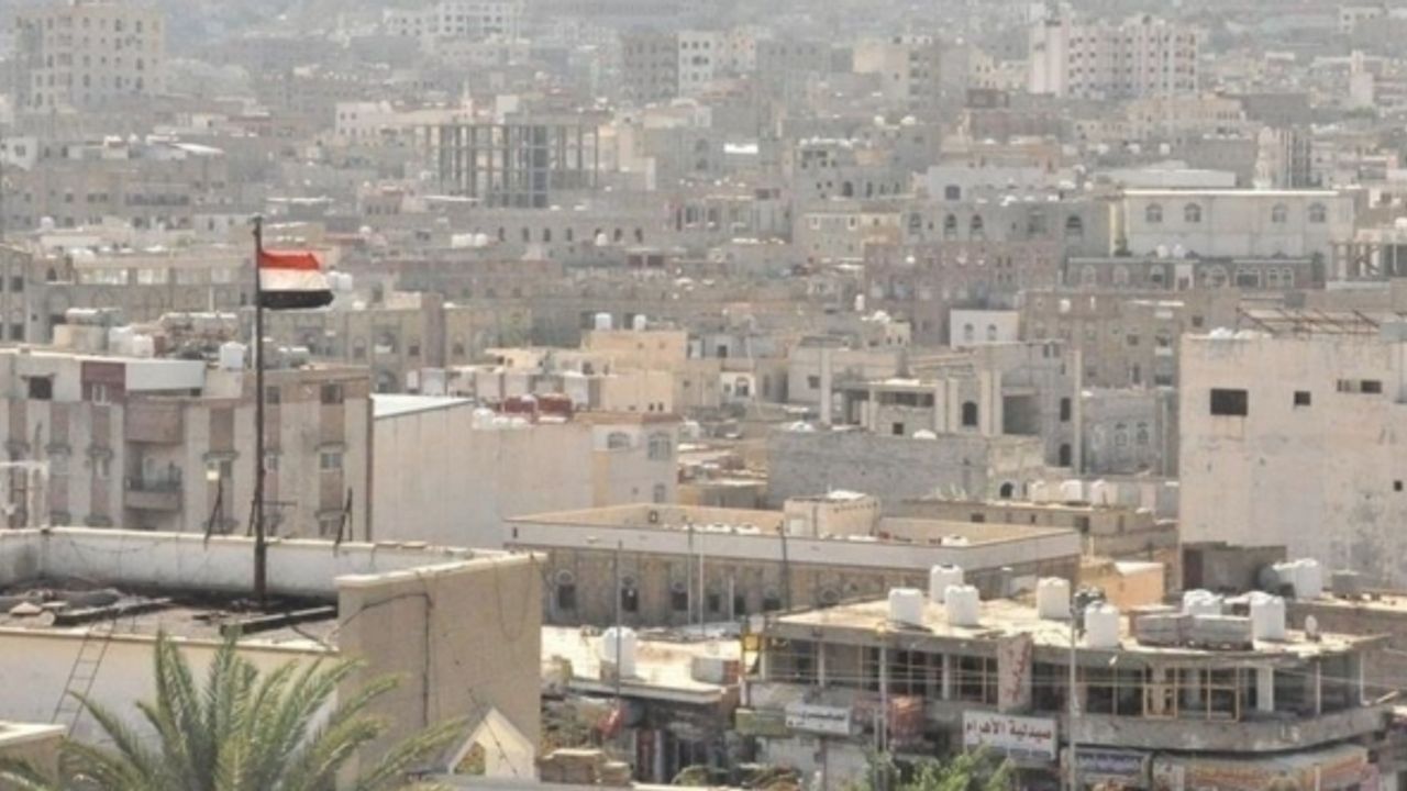 Yemen'de Savunma Bakanı'nın konvoyuna suikast girişimi