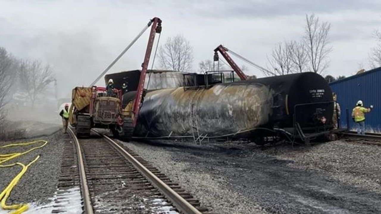 ABD'de tehlikeli madde taşıyan tren raydan çıktı