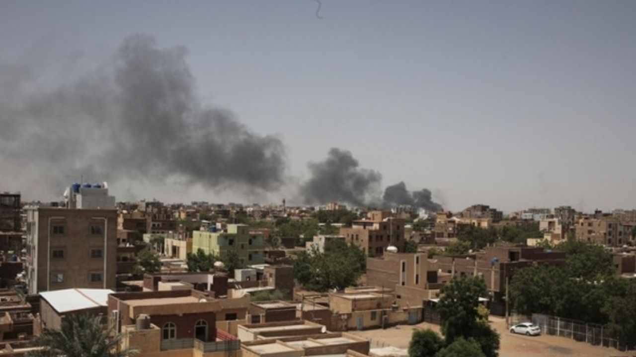 İngiltere Sudan'daki diplomatik personelini ve ailelerini tahliye etti