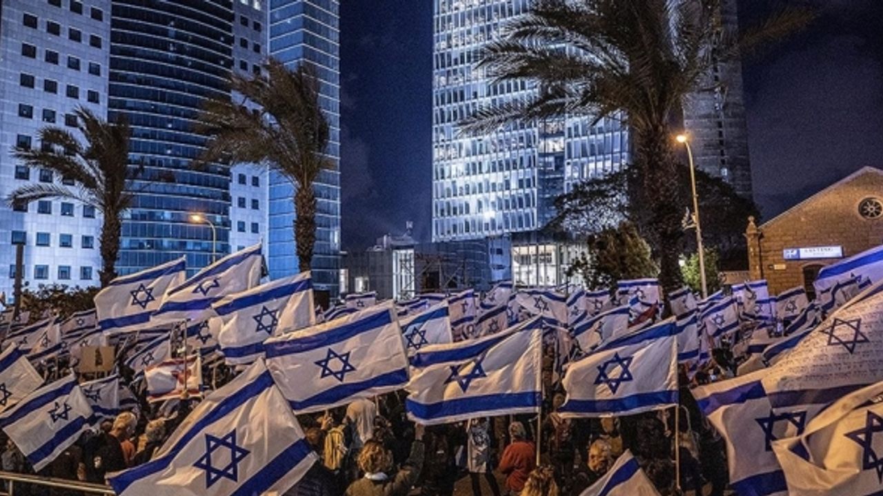 İsraililer Netanyahu hükümetinin yargı düzenlemesine karşı meydanlara indi