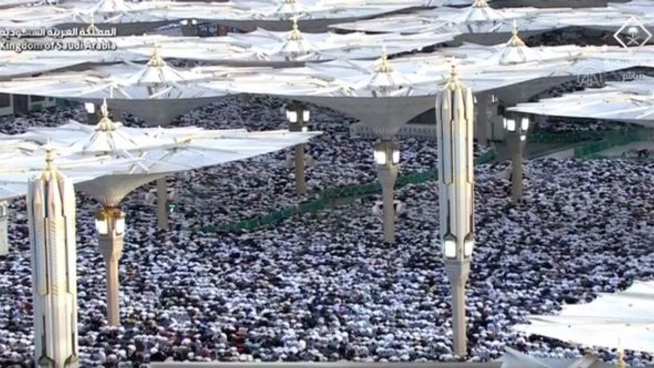Kabe ve Mescid-i Nebevi'de bayram namazı yoğun katılımla kılındı