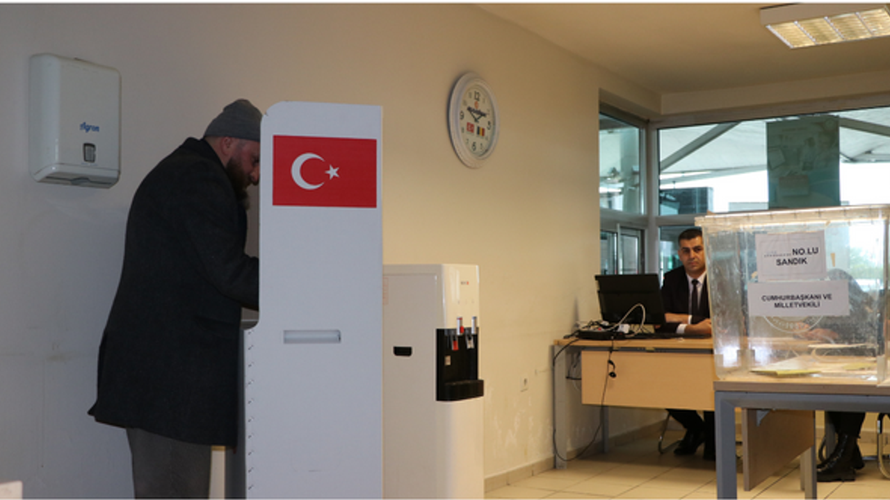 Sınır kapılarında oy verme işlemi başladı