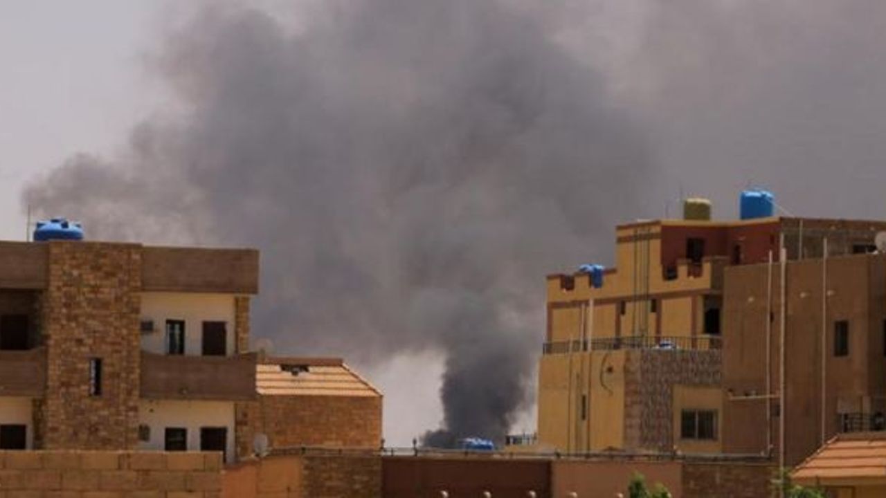 Sudan'dan kaçan binlerce kişi Mısır sınırına akın etti