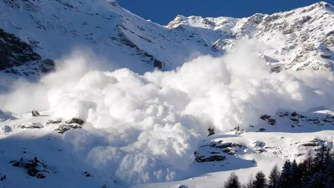 Çığ altında kalan 70 yaşındaki kişi, yaklaşık 28 saat sonra kurtarıldı