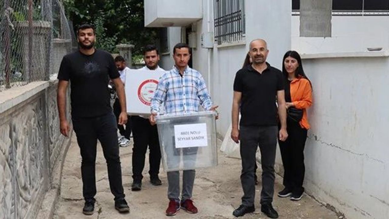 Hasta ve engelliler "seyyar sandık" ile oylarını kullandı
