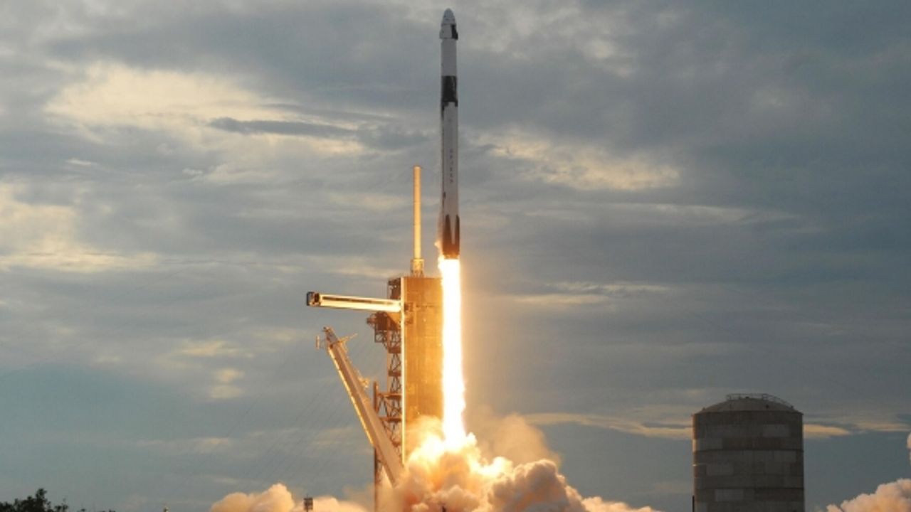 Suudi Arabistanlı astronotların bulunduğu uzay mekiği fırlatıldı