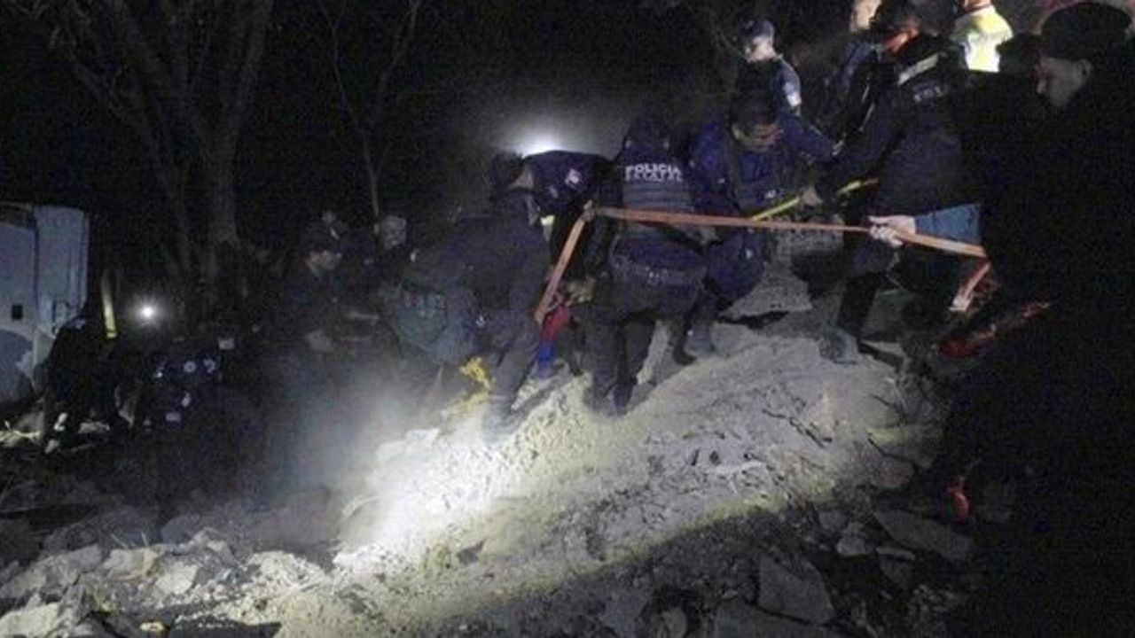 Yolcu otobüsünün uçuruma yuvarlandı: 18 ölü
