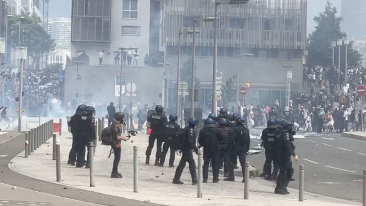 Fransa'da protestolar büyüdü: Sokağa çıkma yasağı getirildi