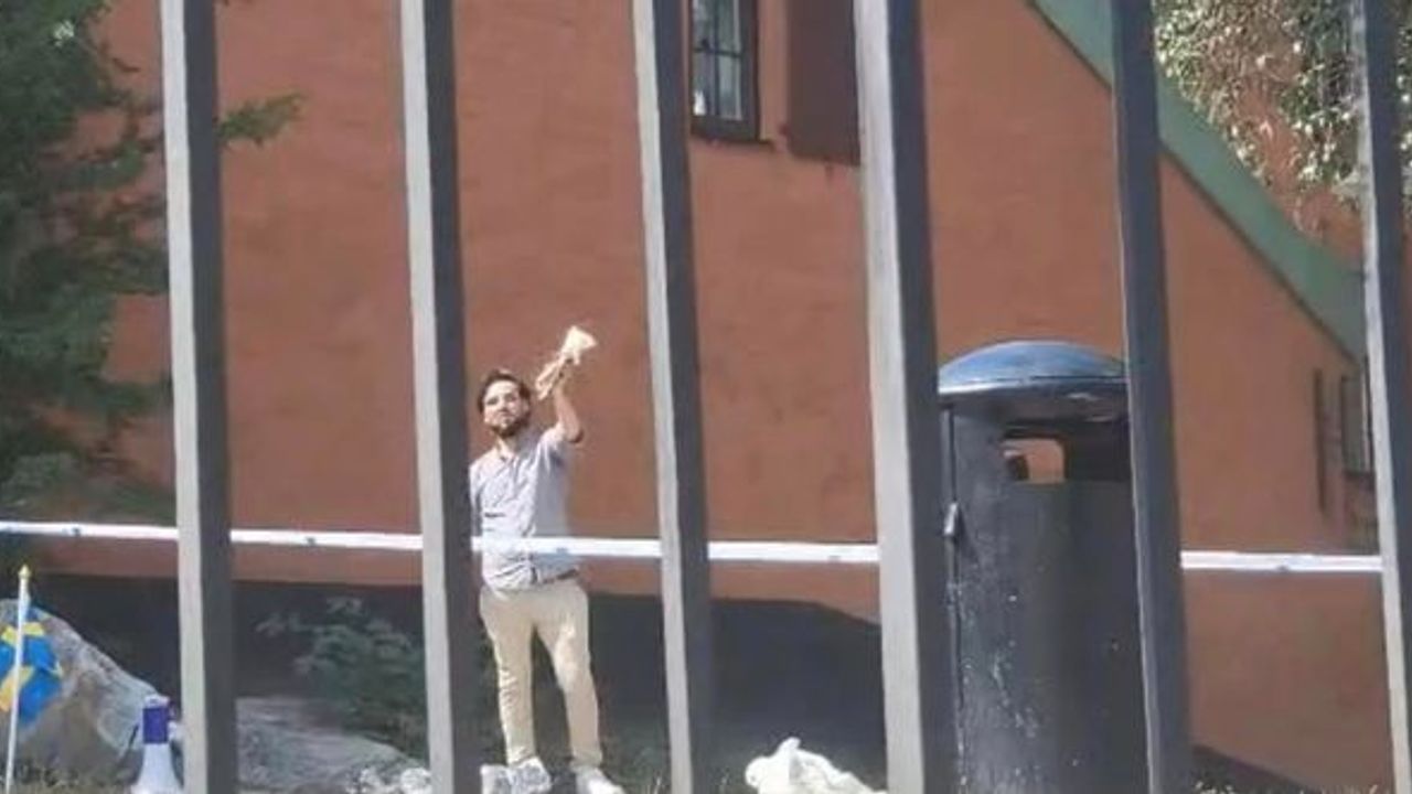 İsveç'te Kurban Bayramı'nda cami önünde Kur'an-ı Kerim yakıldı
