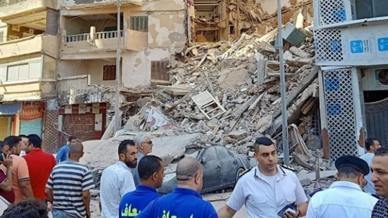 Mısır'da 13 katlı bina çöktü
