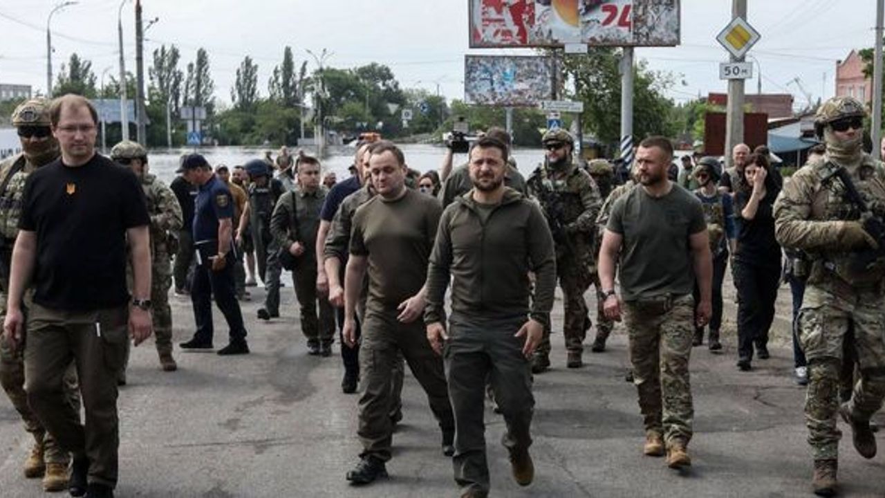 Zelenskiy, sel bölgesi Herson'u ziyaret etti