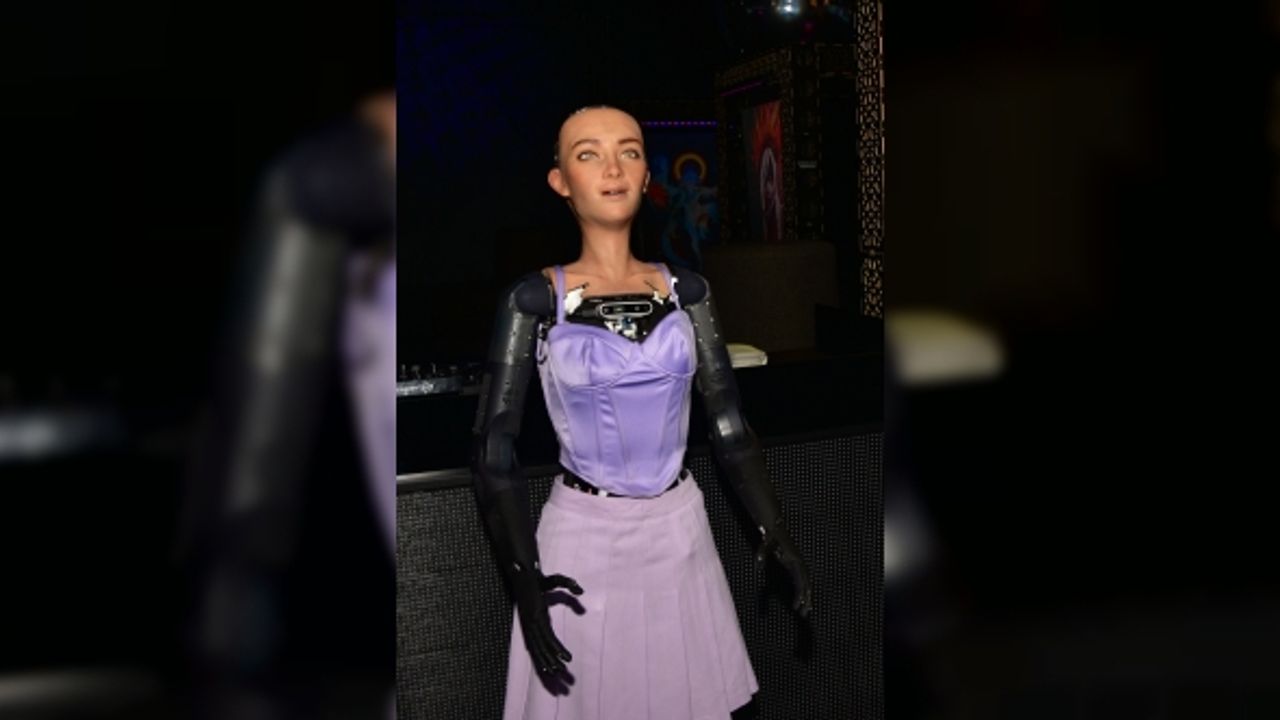 Dünyada vatandaşlığa kabul edilen ilk robot tanıtıldı