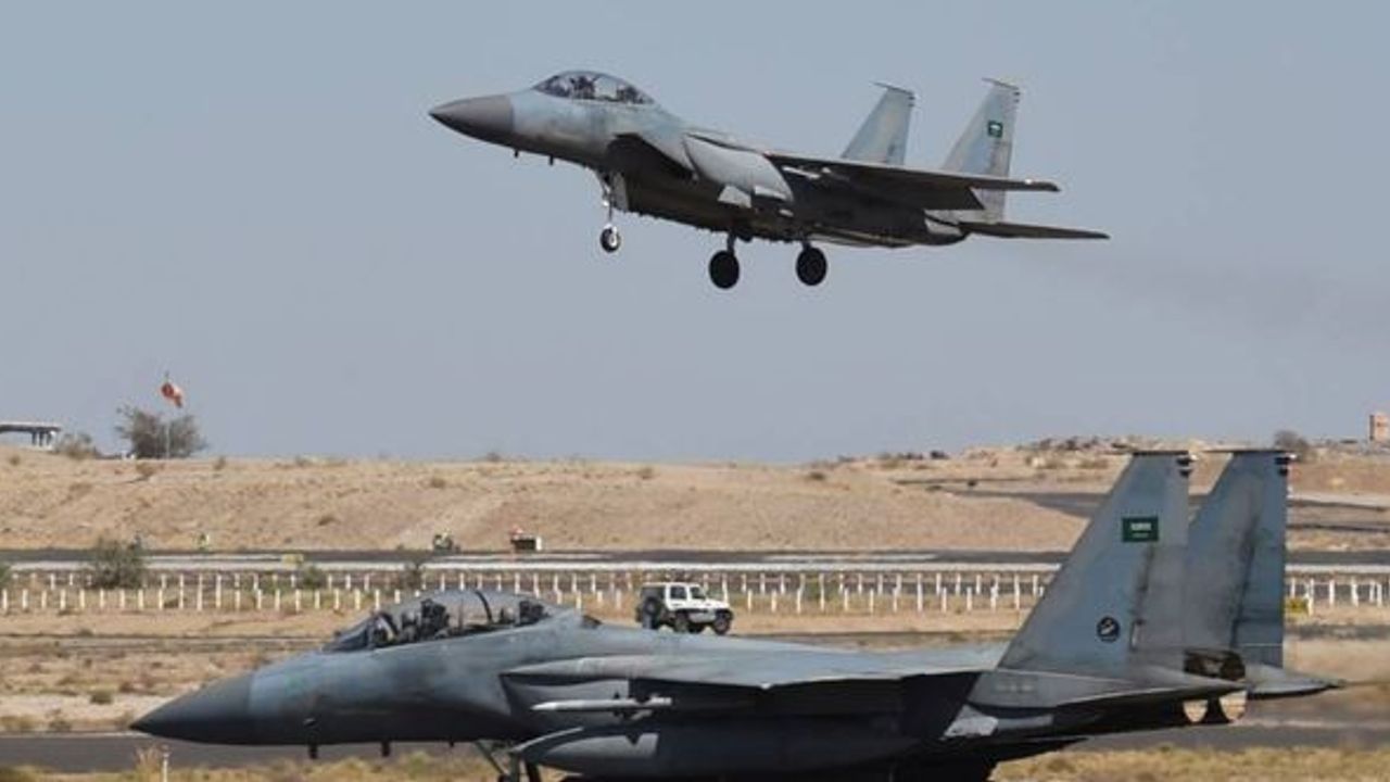 Suudi Arabistan'da savaş uçağı düştü