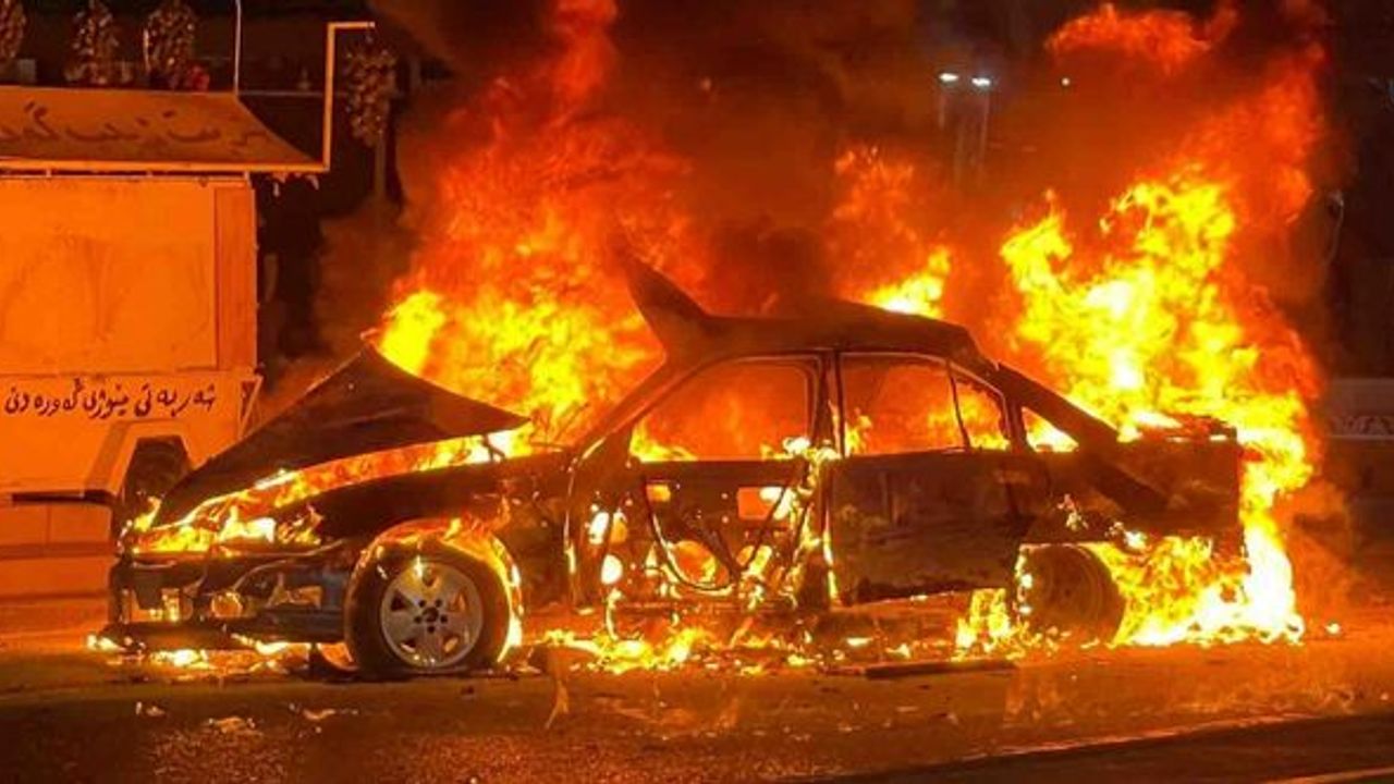 Kerkük'te otomobil alev aldı: Ölü ve yaralı var