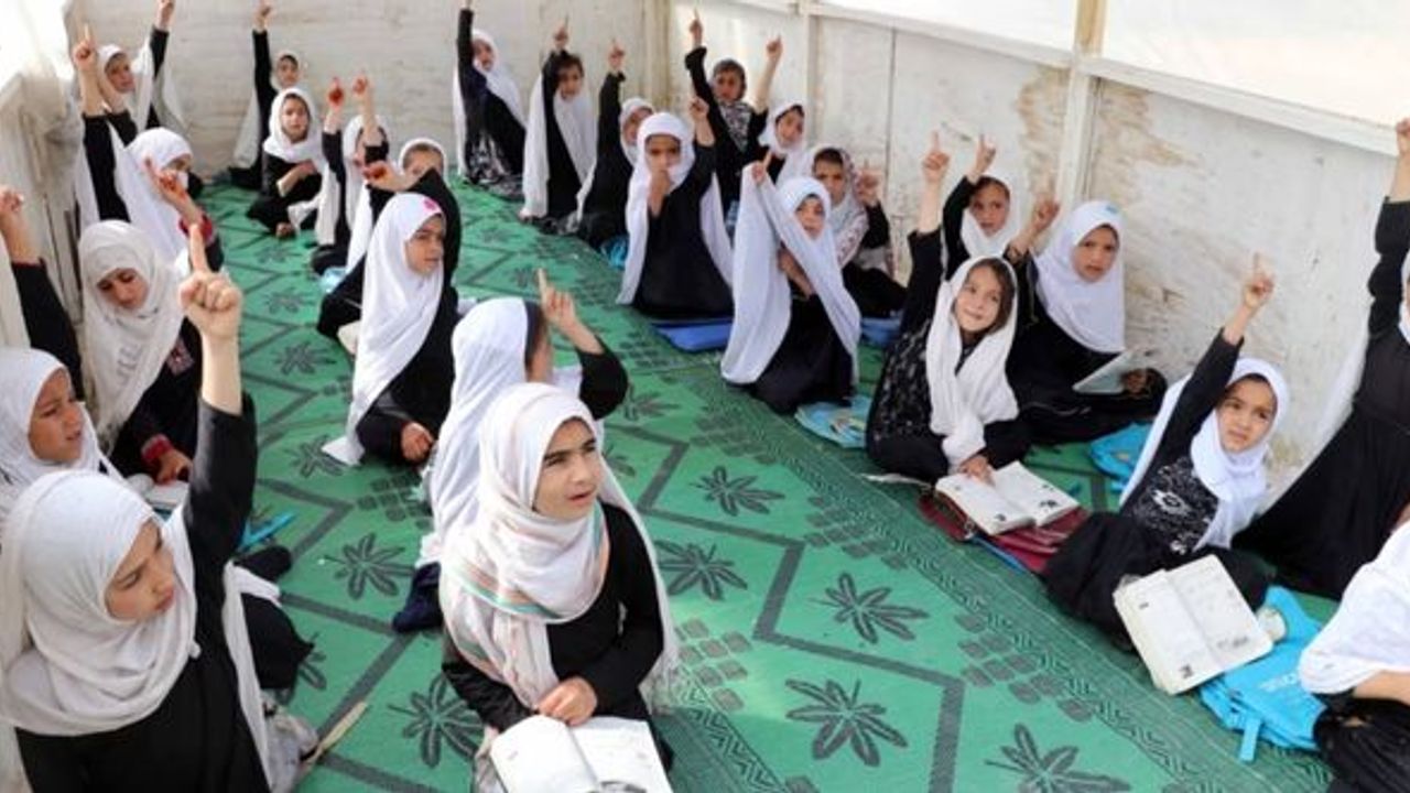 Taliban'dan kız çocukları için yeni bir yasak daha