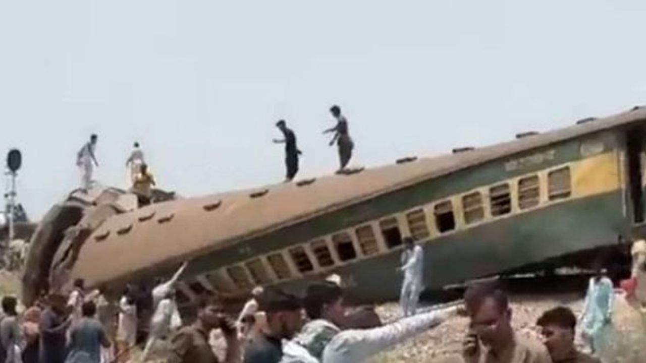 Yolcu treni raydan çıktı: Ölü ve yaralılar var