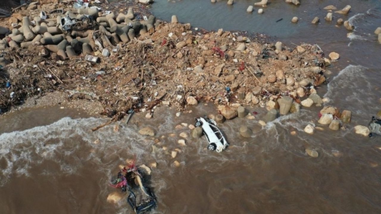 Libya'da selden ölen 64 kişinin cesedine ulaşıldı