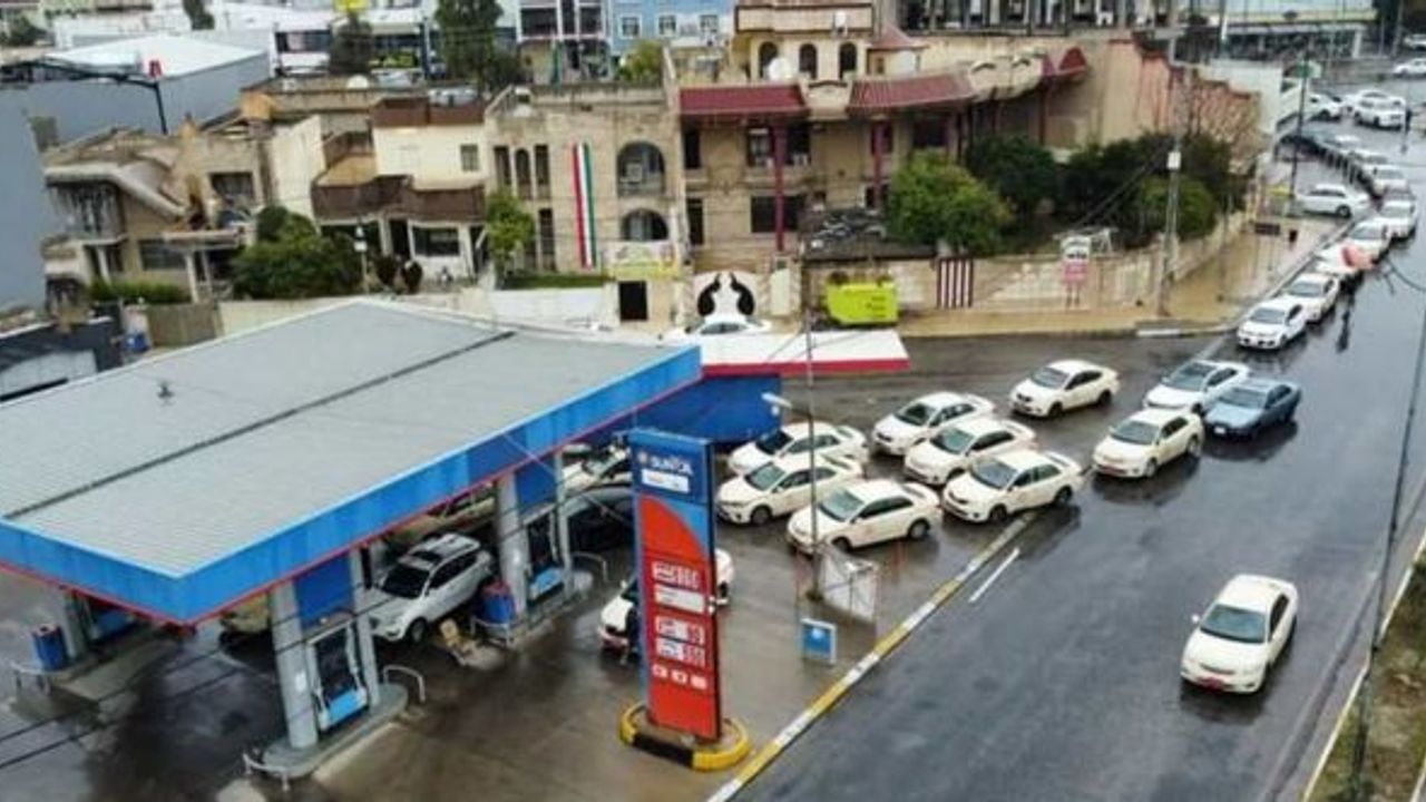 Sürücüler bir kez daha benzin için uzun kuyruklarda