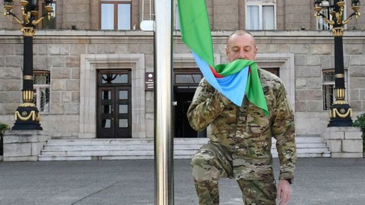 Aliyev, Hankendi ve Hocalı'da Azerbaycan bayrağını göndere çekti