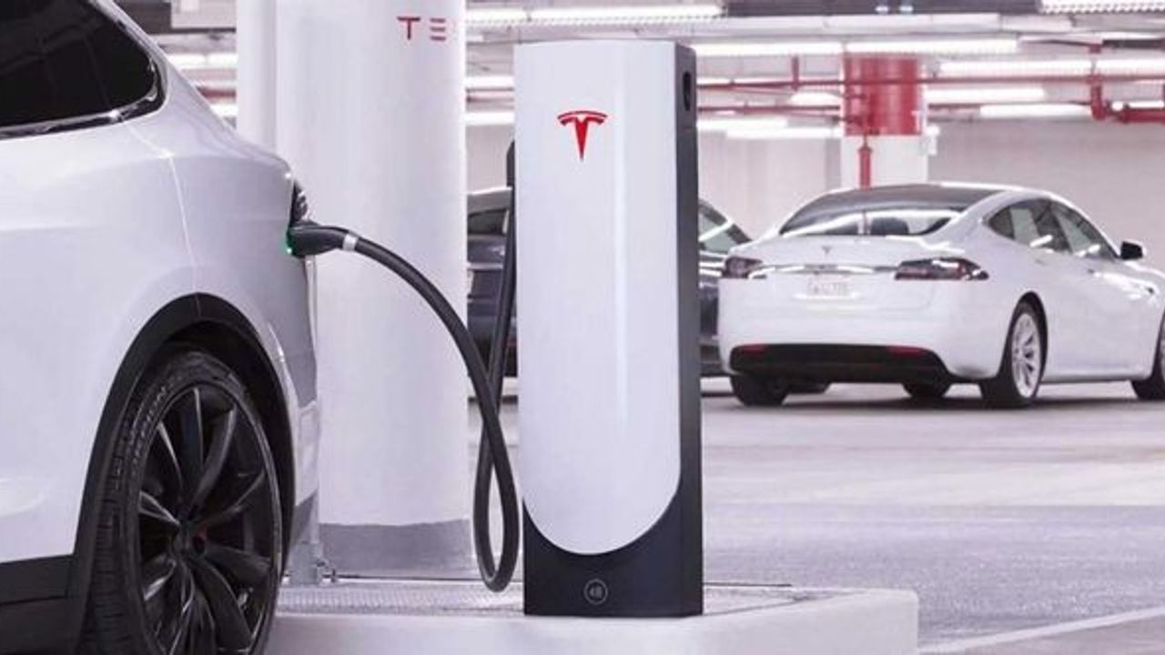 BMW, Tesla'nın şarj istasyonlarını kullanacak