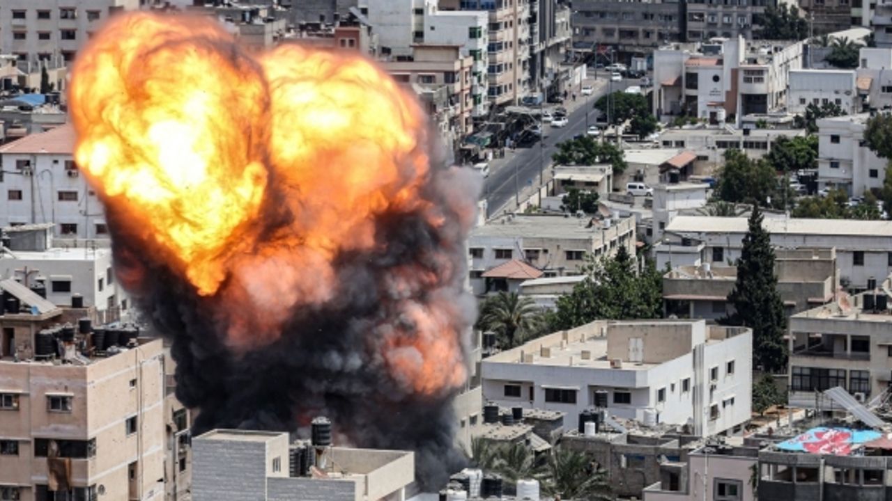 İsrail, Gazze'deki El-Ehali Hastanesi'ni bombaladı