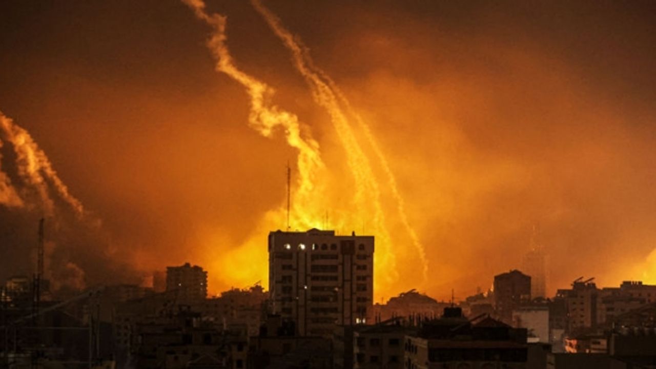 İsrail, saldırıların 22'nci gününde Gazze'yi yoğun bombardımana tuttu