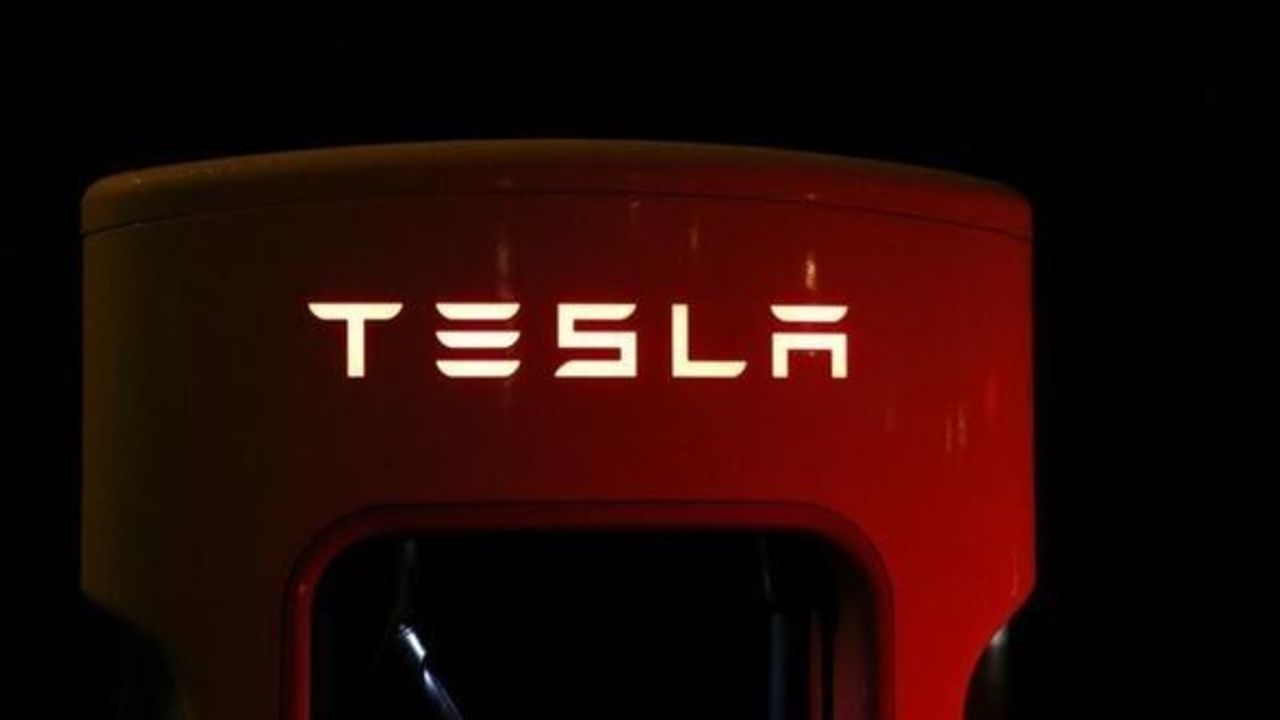 Tesla 55 bin aracını geri çağıracak