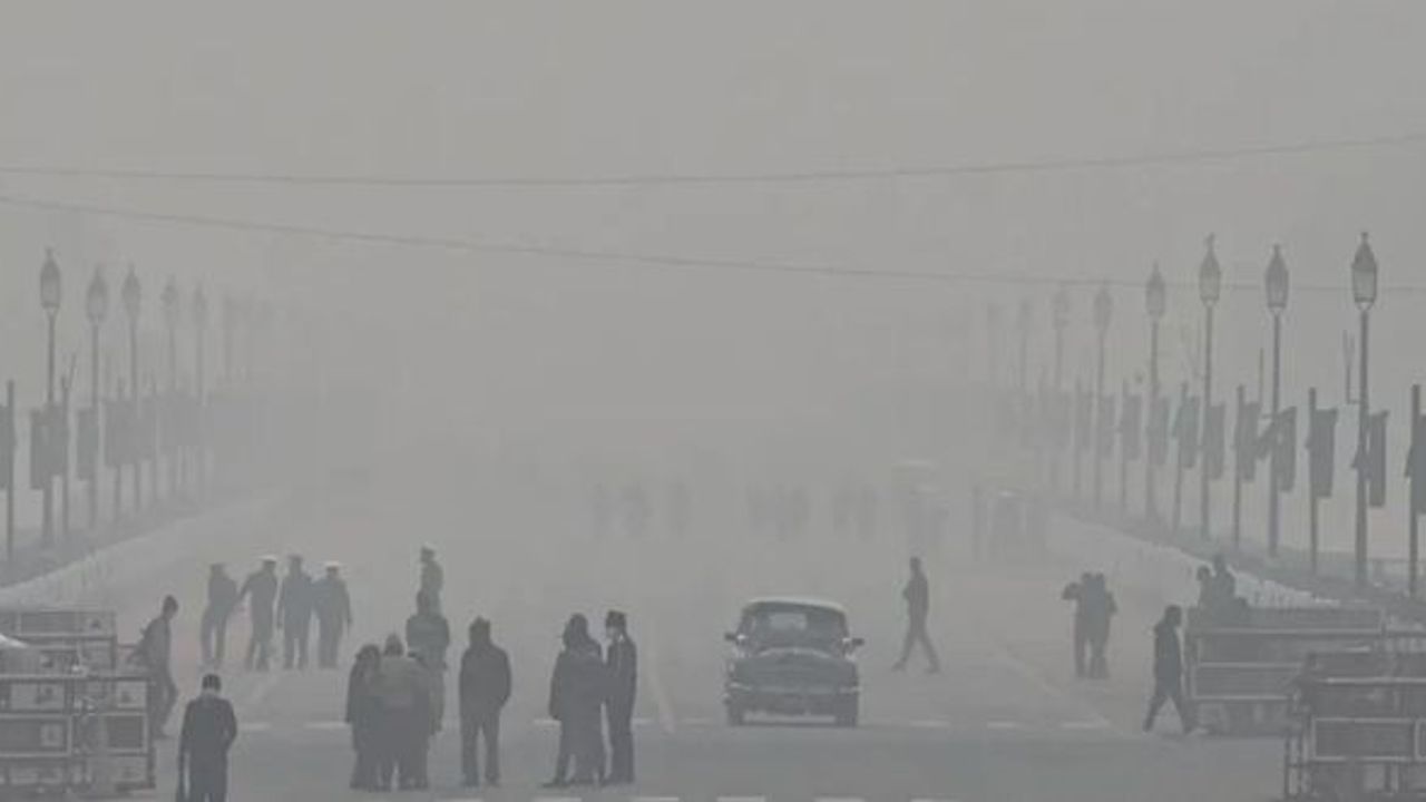 Yeni Delhi'de hava kirliliği nedeniyle ilkokullarda eğitime ara verildi