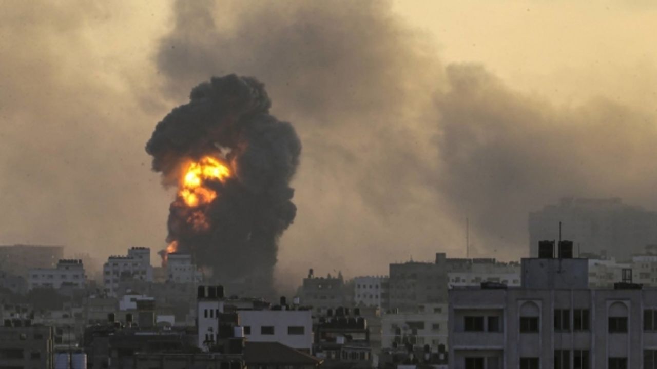 Katar: İsrail'in Gazze'yi bombalamayı sürdürmesi esirlerin serbest bırakılması çabalarını zorlaştırıyor